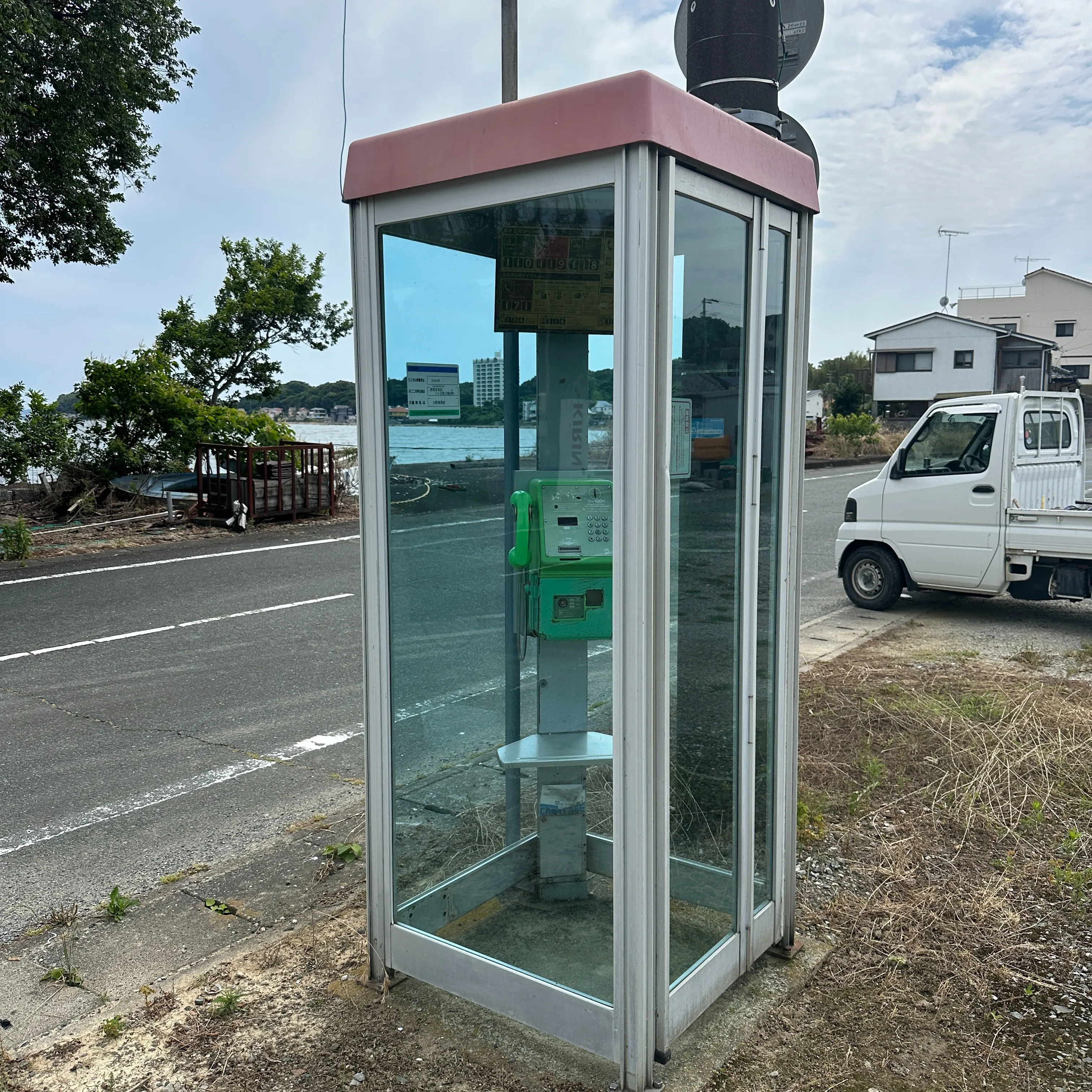 三ヶ日の取引先の土場内で見つけた公衆電話🤗